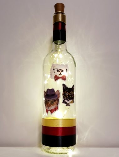 Bottle light featuring three cats in sophisticated accessories.